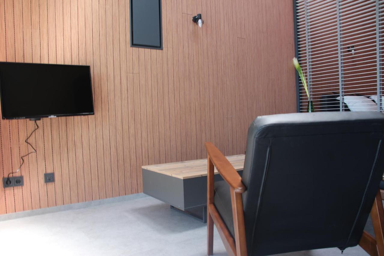 Bij Ons 'Niek Apartment Den Dungen Bagian luar foto